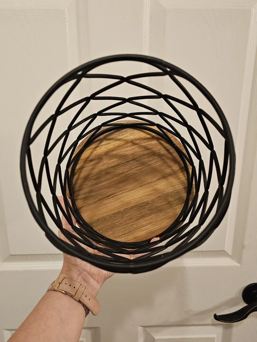Keurig K-cup Black Wire Decorative Holder with Wood Base